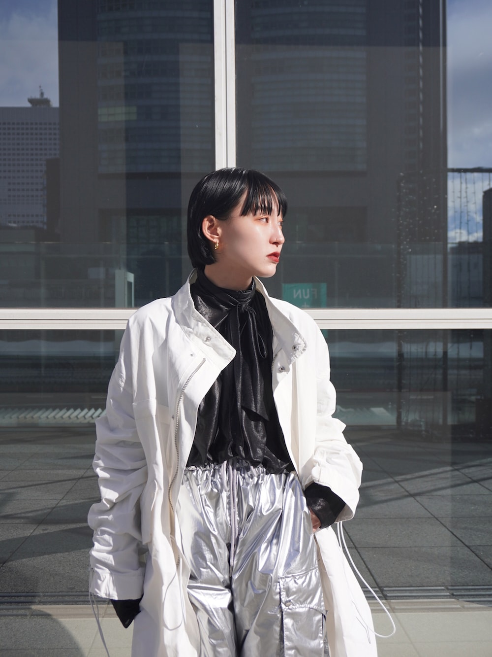 ホワイト系のミリタリージャケット、シルバー系のカーゴパンツを着用したレディースの冬コーディネートの2枚目の写真