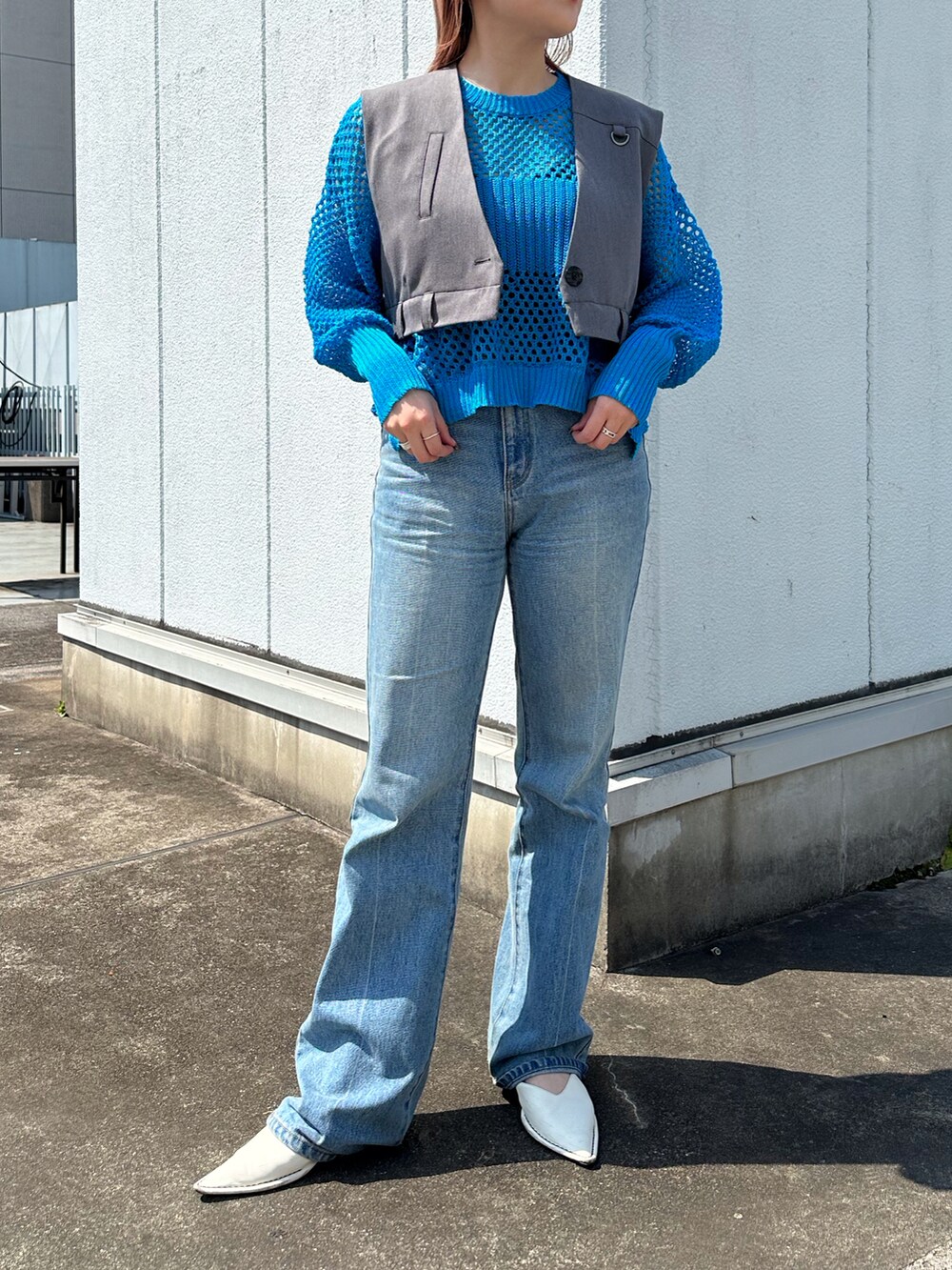 ブルー系のTシャツ/カットソー、グレー系のその他アウターを着用したレディースの春コーディネートの3枚目の写真