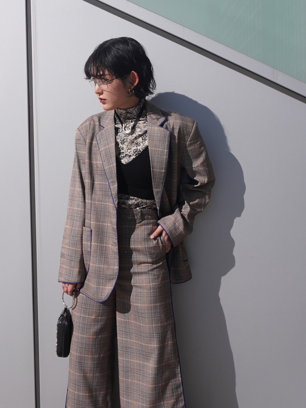 ブラウン系のテーラードジャケット、ブラウン系のパンツを着用したレディースの春コーディネートの2枚目の写真