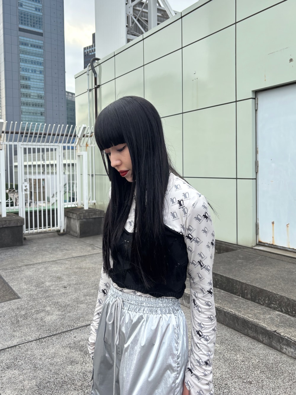 ブラック系のその他トップス、ブラック系のTシャツ/カットソー、シルバー系のカーゴパンツを着用したレディースの冬コーディネートの2枚目の写真