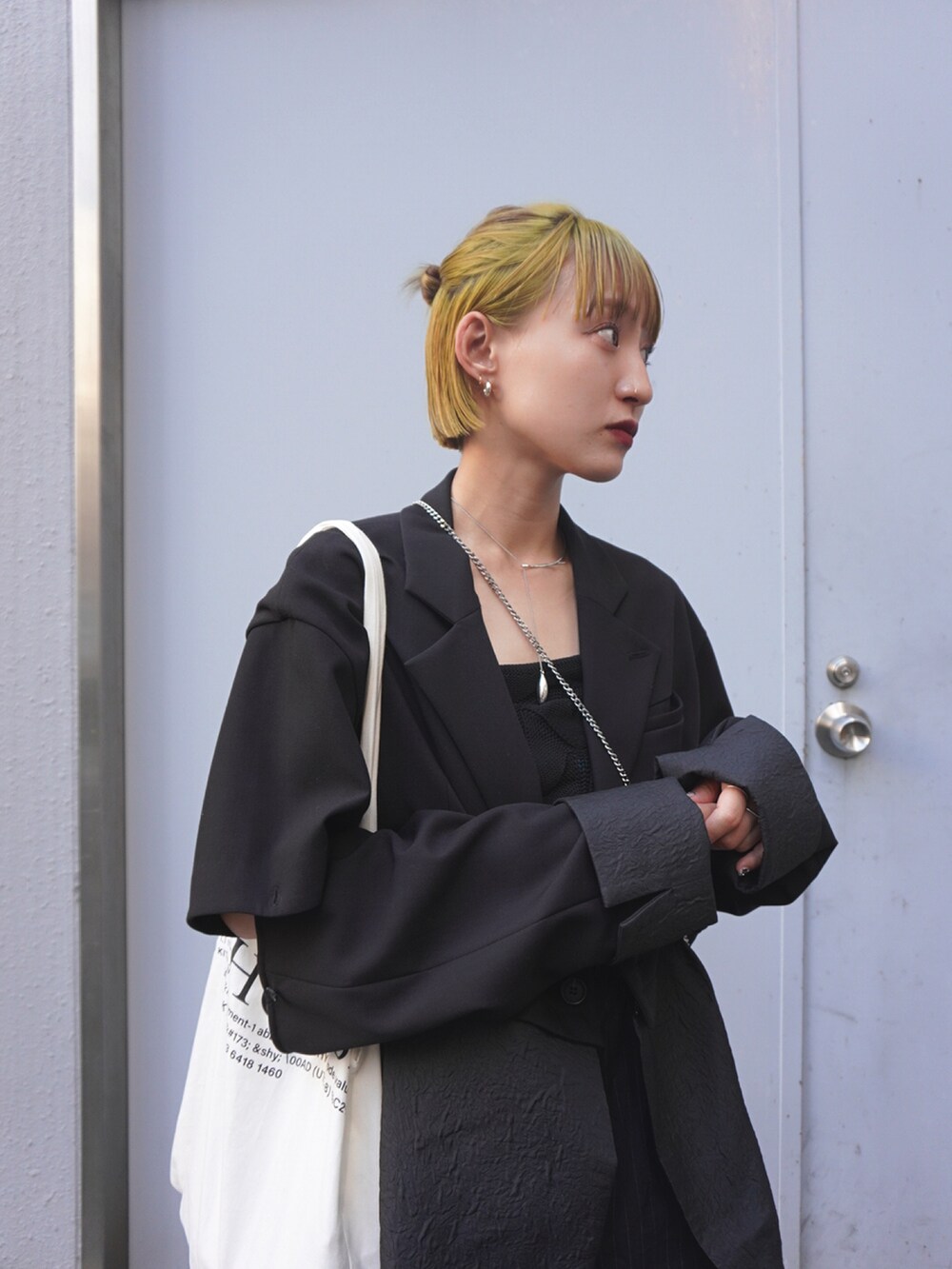 ブラック系のTシャツ/カットソー、ブラック系のテーラードジャケットを着用したレディースの秋コーディネートの2枚目の写真