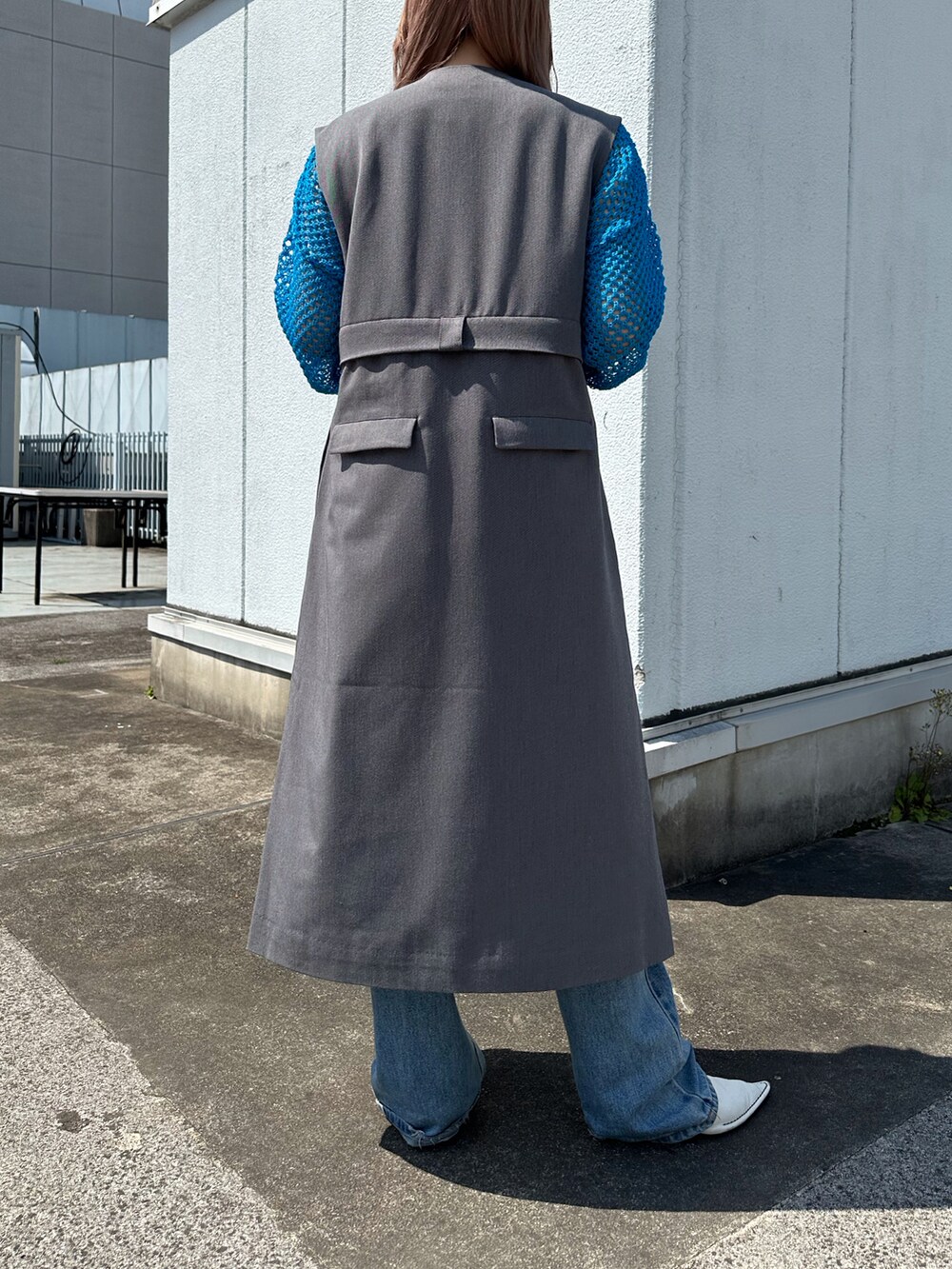 ブルー系のTシャツ/カットソー、グレー系のその他アウターを着用したレディースの春コーディネートの2枚目の写真