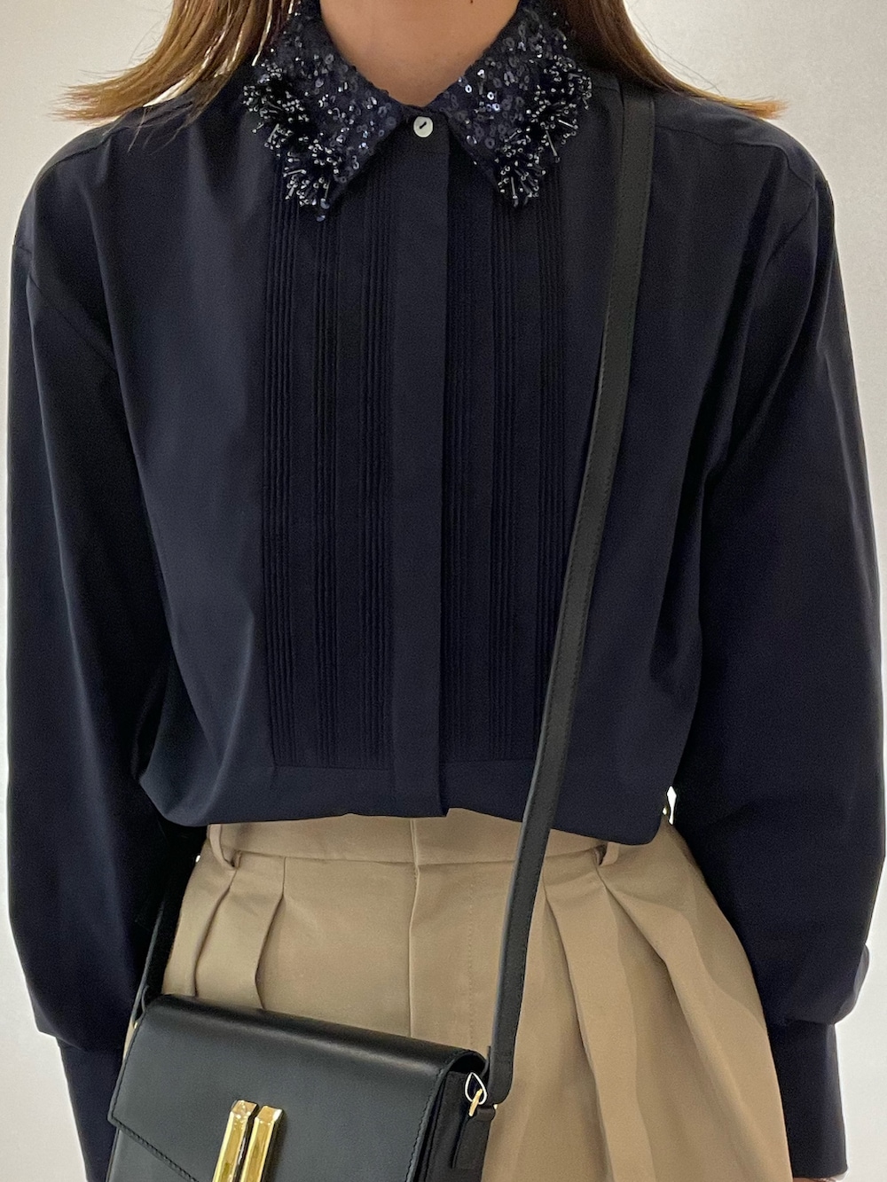 ベージュ系のその他パンツ、ブラック系のパンプスを着用したレディースの秋コーディネートの5枚目の写真