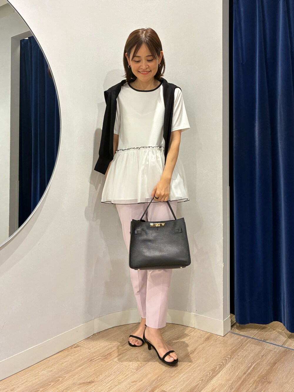 ホワイト系のTシャツ/カットソー、ピンク系のその他パンツ、ブラック系のショルダーバッグを着用したレディースの夏コーディネートの5枚目の写真