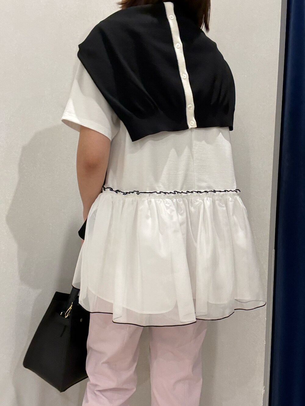ホワイト系のTシャツ/カットソー、ピンク系のその他パンツ、ブラック系のショルダーバッグを着用したレディースの夏コーディネートの8枚目の写真