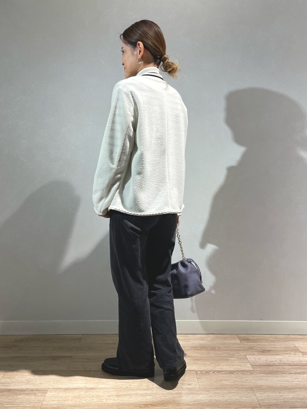 「デニム、ブラックデニム、ボーダーニット、モノトーンコーデ」|「NOLLEY’S Sophiのパイピングカーデジャケット(ノーカラージャケット、ホワイト系)」を使った、imaiさん(レディース・159cm)の秋コーディネートの2枚目の写真