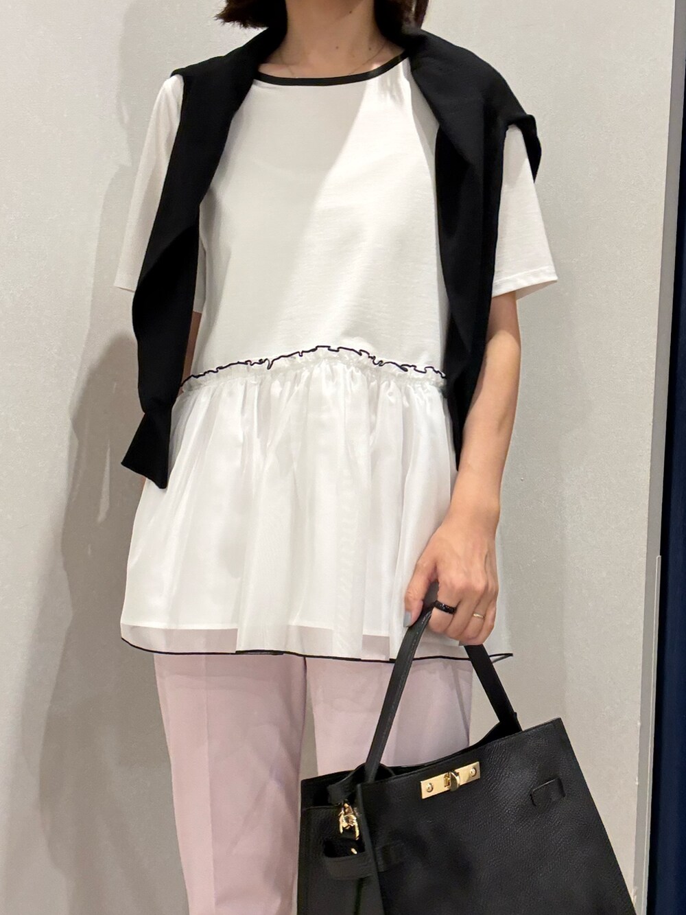 ホワイト系のTシャツ/カットソー、ピンク系のその他パンツ、ブラック系のショルダーバッグを着用したレディースの夏コーディネートの7枚目の写真