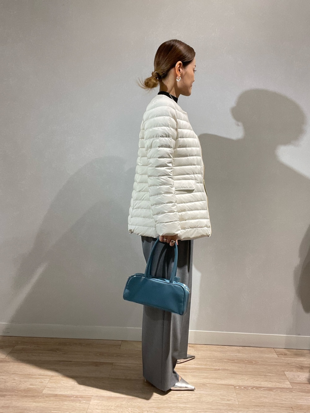 「タトラス、ダウンコーデ、通勤コーデ」｜「NOLLEY’S Sophiの＜飯豊まりえさん着用＞ウォッシャブルウエスト折り返し2WAYワイドパンツ（その他パンツ、グレー系）」を使った、imaiさん（レディース・159cm）の秋コーディネートの2枚目の写真