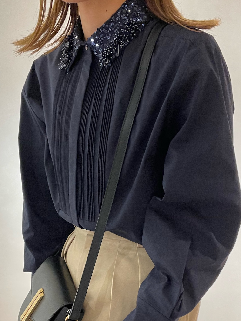 ベージュ系のその他パンツ、ブラック系のパンプスを着用したレディースの秋コーディネートの6枚目の写真