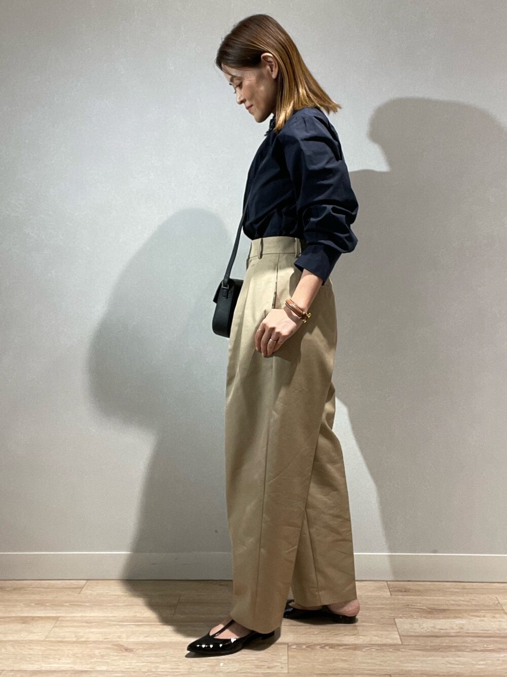 ベージュ系のその他パンツ、ブラック系のパンプスを着用したレディースの秋コーディネートの3枚目の写真