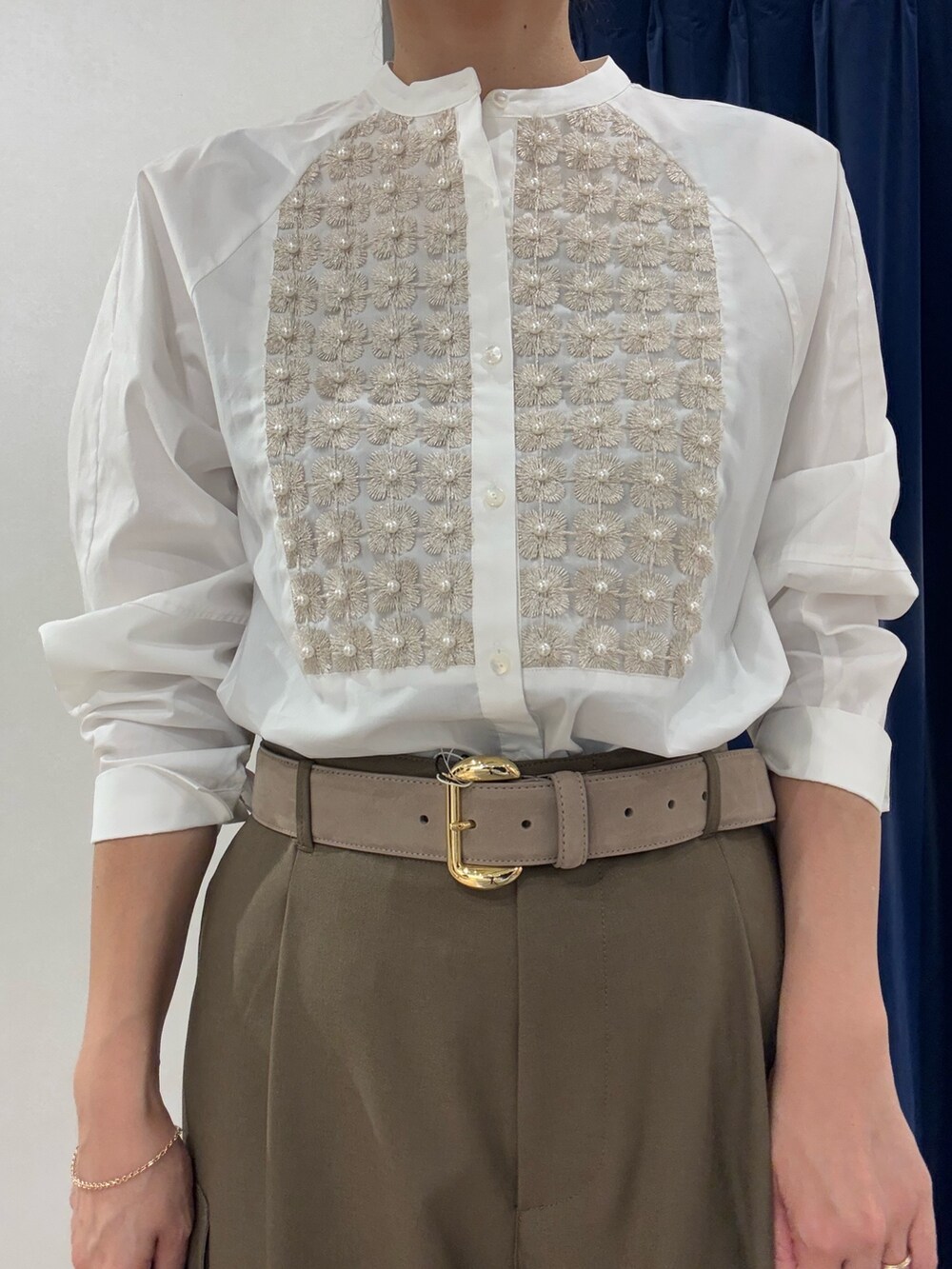 ホワイト系のシャツ/ブラウス、グリーン系のその他パンツ、その他のショルダーバッグを着用したレディースの秋コーディネートの6枚目の写真