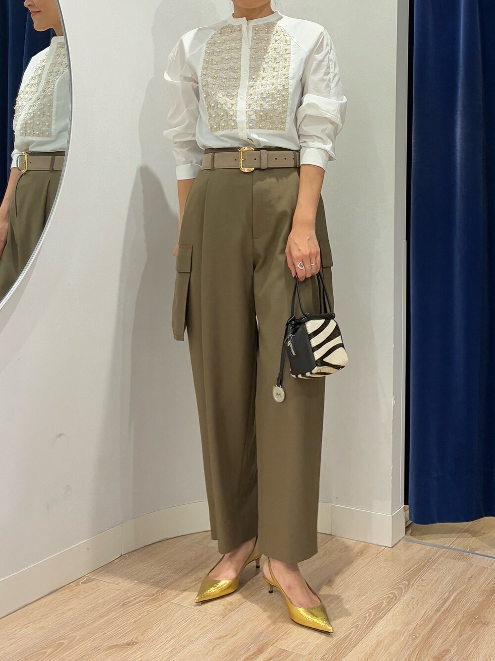 ホワイト系のシャツ/ブラウス、グリーン系のその他パンツ、その他のショルダーバッグを着用したレディースの秋コーディネートの3枚目の写真