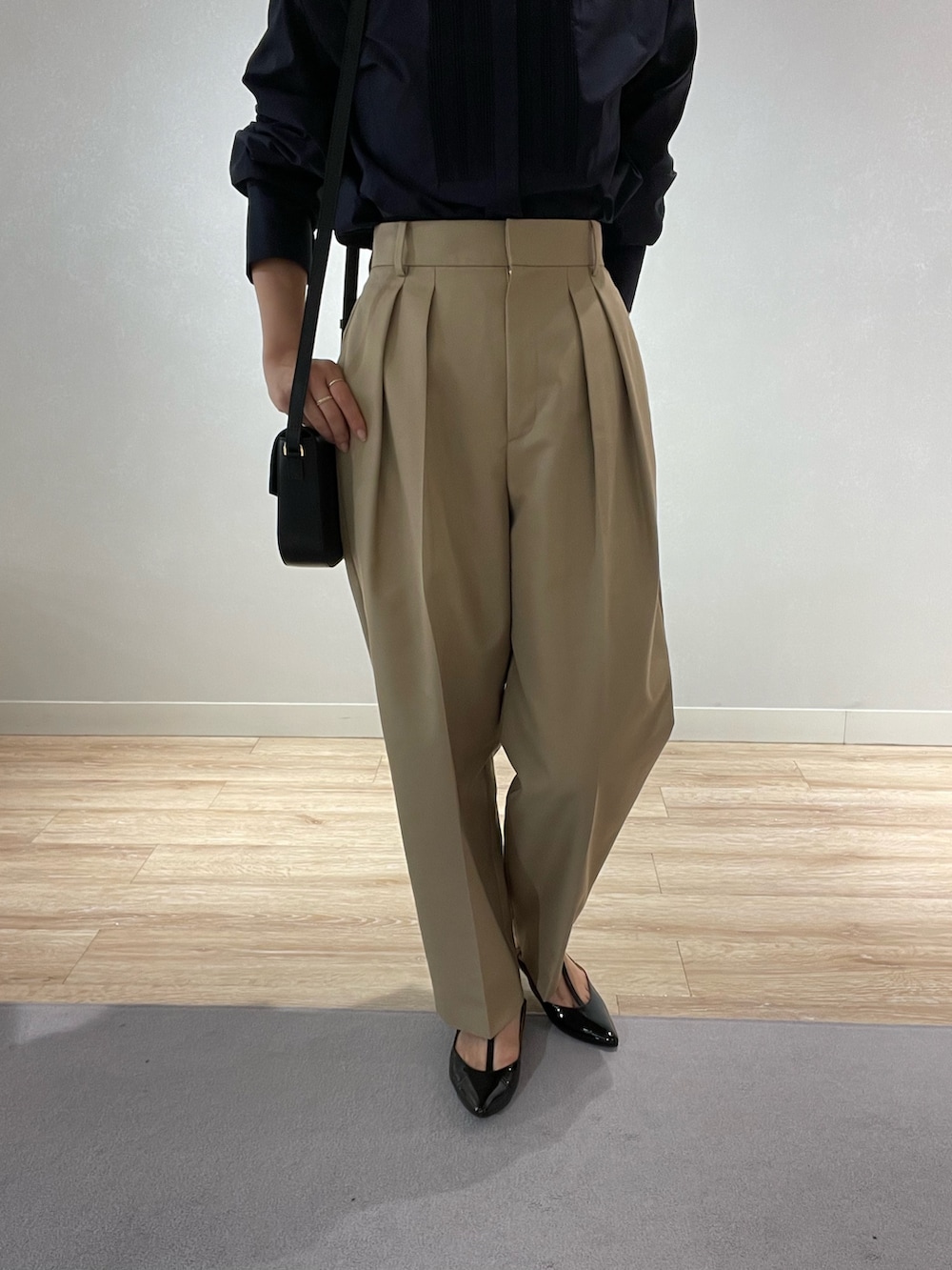 ベージュ系のその他パンツ、ブラック系のパンプスを着用したレディースの秋コーディネートの9枚目の写真