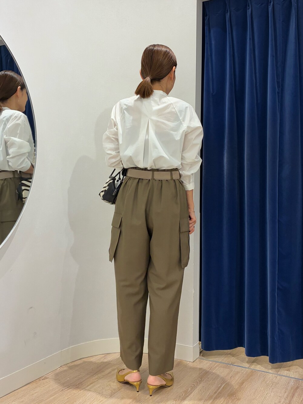 ホワイト系のシャツ/ブラウス、グリーン系のその他パンツ、その他のショルダーバッグを着用したレディースの秋コーディネートの4枚目の写真