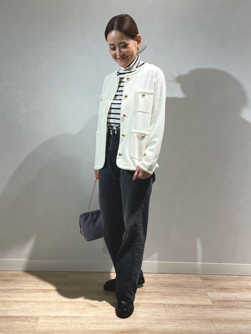 「デニム、ブラックデニム、ボーダーニット、モノトーンコーデ」|「NOLLEY’S Sophiのパイピングカーデジャケット(ノーカラージャケット、ホワイト系)」を使った、imaiさん(レディース・159cm)の秋コーディネートの4枚目の写真