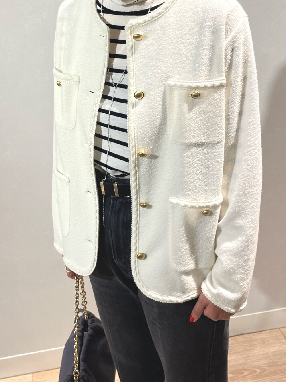 「デニム、ブラックデニム、ボーダーニット、モノトーンコーデ」|「NOLLEY’S Sophiのパイピングカーデジャケット(ノーカラージャケット、ホワイト系)」を使った、imaiさん(レディース・159cm)の秋コーディネートの7枚目の写真