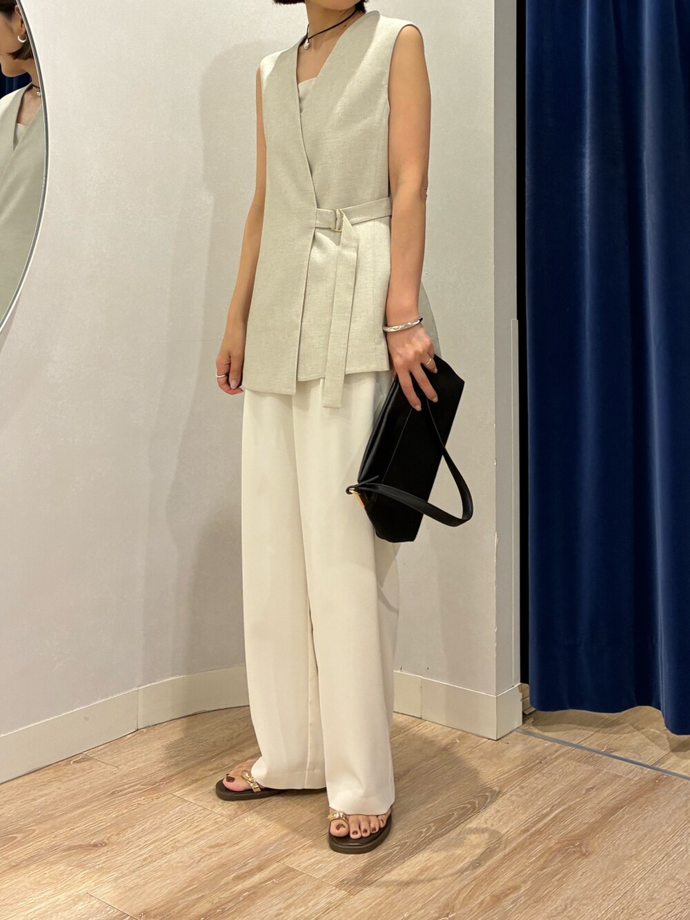 ベージュ系のベスト、ホワイト系のキャミソール、ホワイト系のその他パンツを着用したレディースの春コーディネートの4枚目の写真