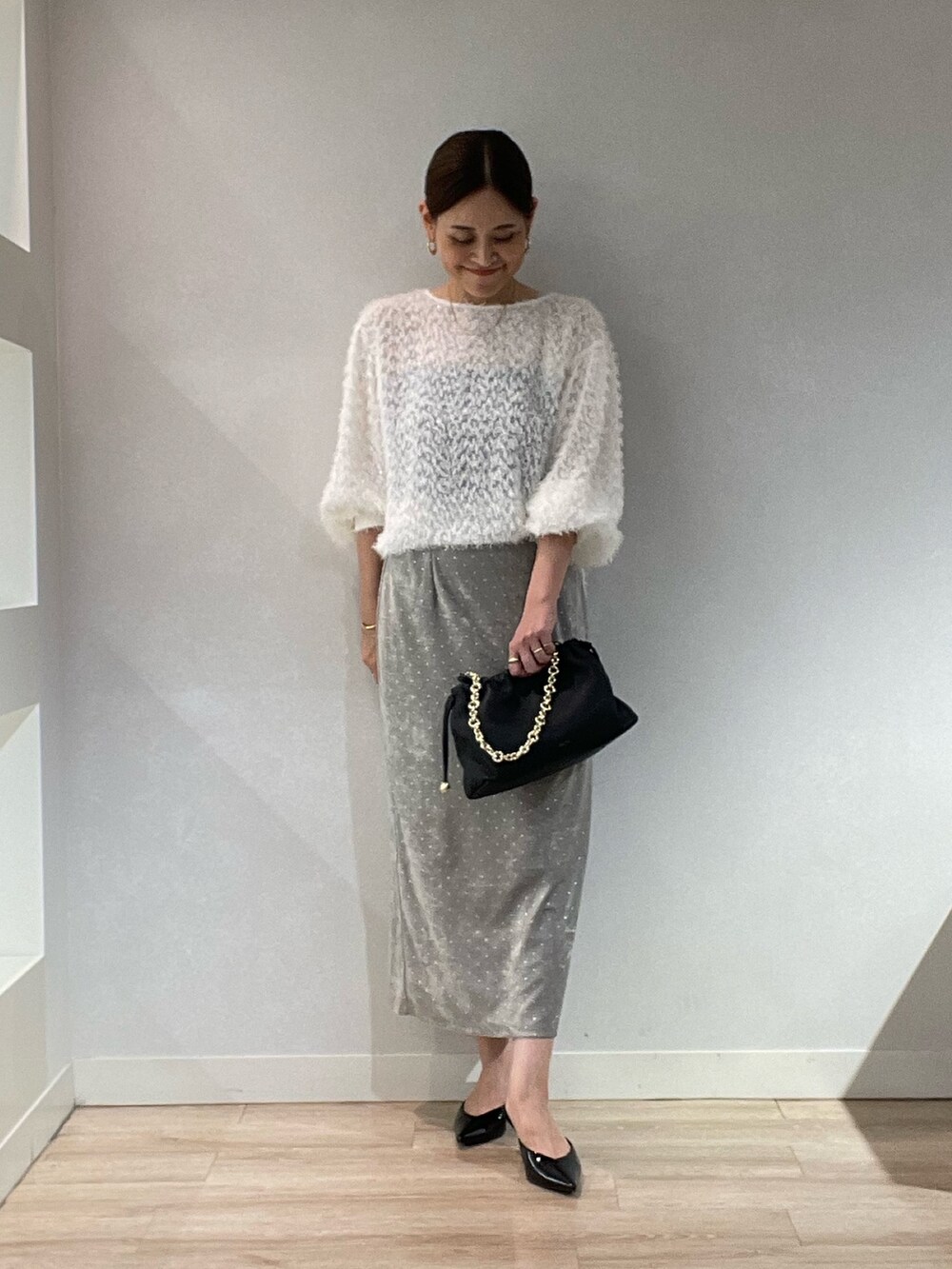 ホワイト系のシャツ/ブラウス、ベージュ系のスカート、ブラック系のショルダーバッグを着用したレディースの秋コーディネートの3枚目の写真