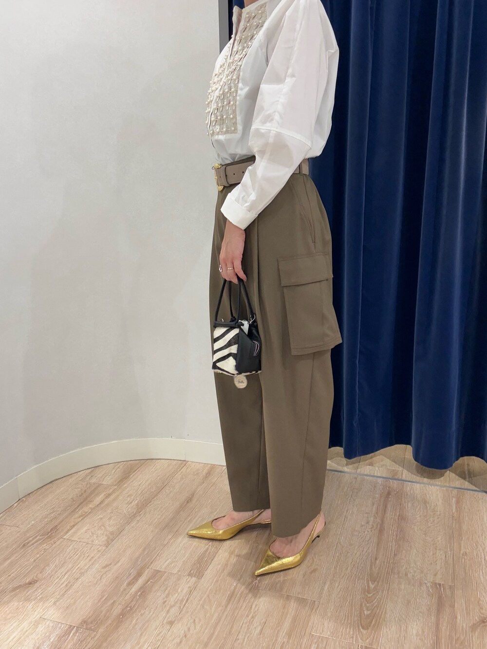 ホワイト系のシャツ/ブラウス、グリーン系のその他パンツ、その他のショルダーバッグを着用したレディースの秋コーディネートの7枚目の写真