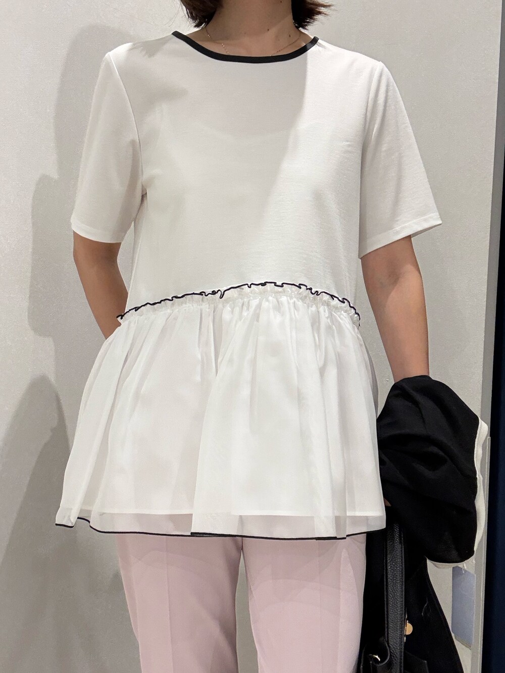 ホワイト系のTシャツ/カットソー、ピンク系のその他パンツ、ブラック系のショルダーバッグを着用したレディースの夏コーディネートの9枚目の写真