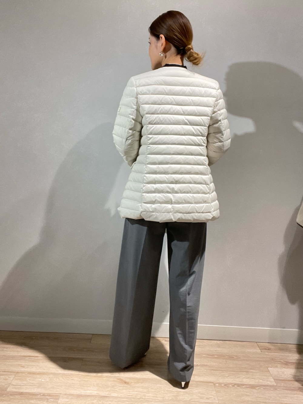 「タトラス、ダウンコーデ、通勤コーデ」｜「NOLLEY’S Sophiの＜飯豊まりえさん着用＞ウォッシャブルウエスト折り返し2WAYワイドパンツ（その他パンツ、グレー系）」を使った、imaiさん（レディース・159cm）の秋コーディネートの4枚目の写真