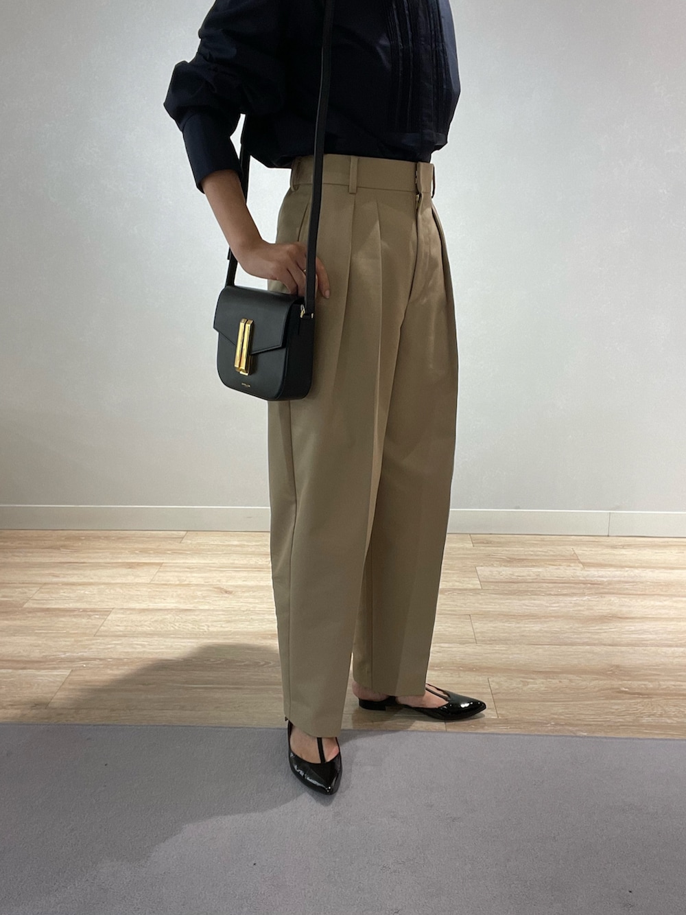 ベージュ系のその他パンツ、ブラック系のパンプスを着用したレディースの秋コーディネートの8枚目の写真