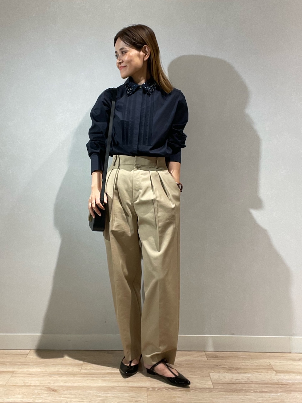 ベージュ系のその他パンツ、ブラック系のパンプスを着用したレディースの秋コーディネートの7枚目の写真