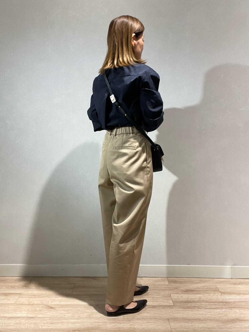 ベージュ系のその他パンツ、ブラック系のパンプスを着用したレディースの秋コーディネートの2枚目の写真