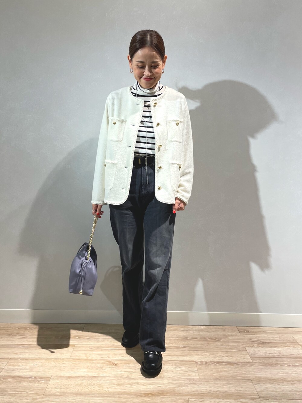 「デニム、ブラックデニム、ボーダーニット、モノトーンコーデ」|「NOLLEY’S Sophiのパイピングカーデジャケット(ノーカラージャケット、ホワイト系)」を使った、imaiさん(レディース・159cm)の秋コーディネートの5枚目の写真