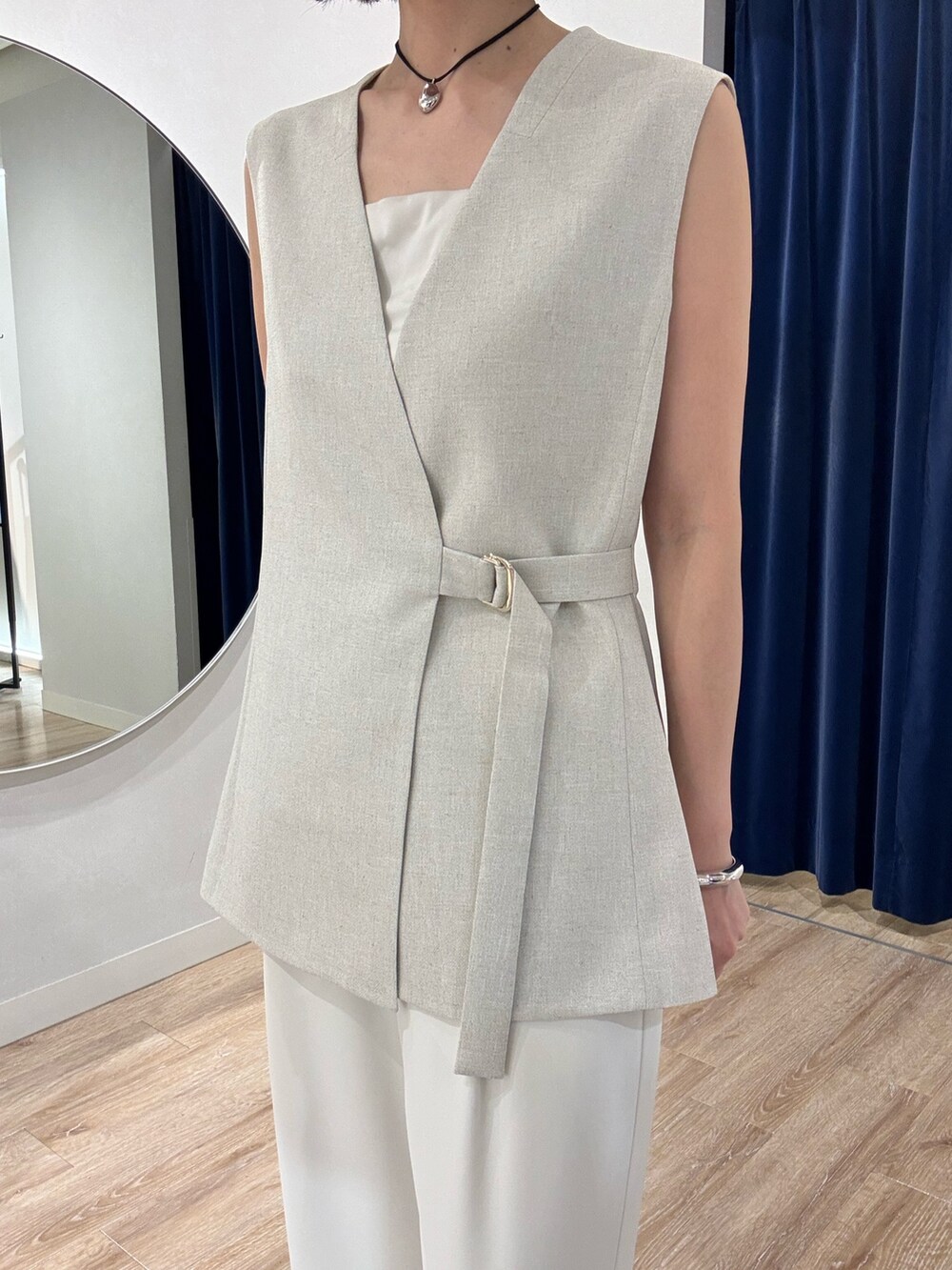 ベージュ系のベスト、ホワイト系のキャミソール、ホワイト系のその他パンツを着用したレディースの春コーディネートの8枚目の写真