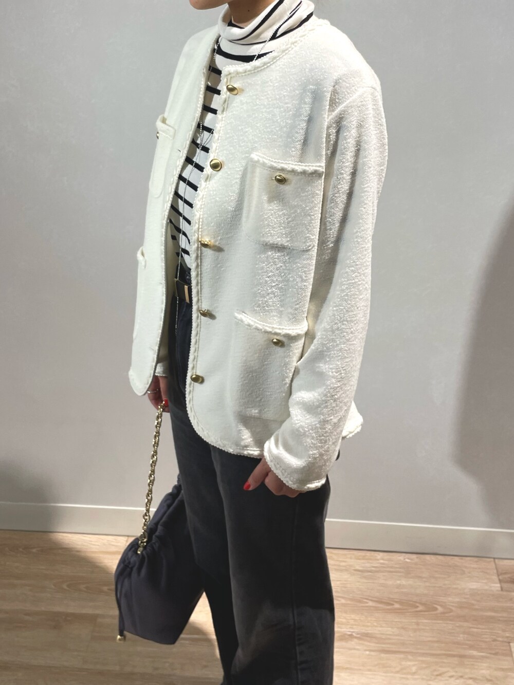 「デニム、ブラックデニム、ボーダーニット、モノトーンコーデ」|「NOLLEY’S Sophiのパイピングカーデジャケット(ノーカラージャケット、ホワイト系)」を使った、imaiさん(レディース・159cm)の秋コーディネートの6枚目の写真