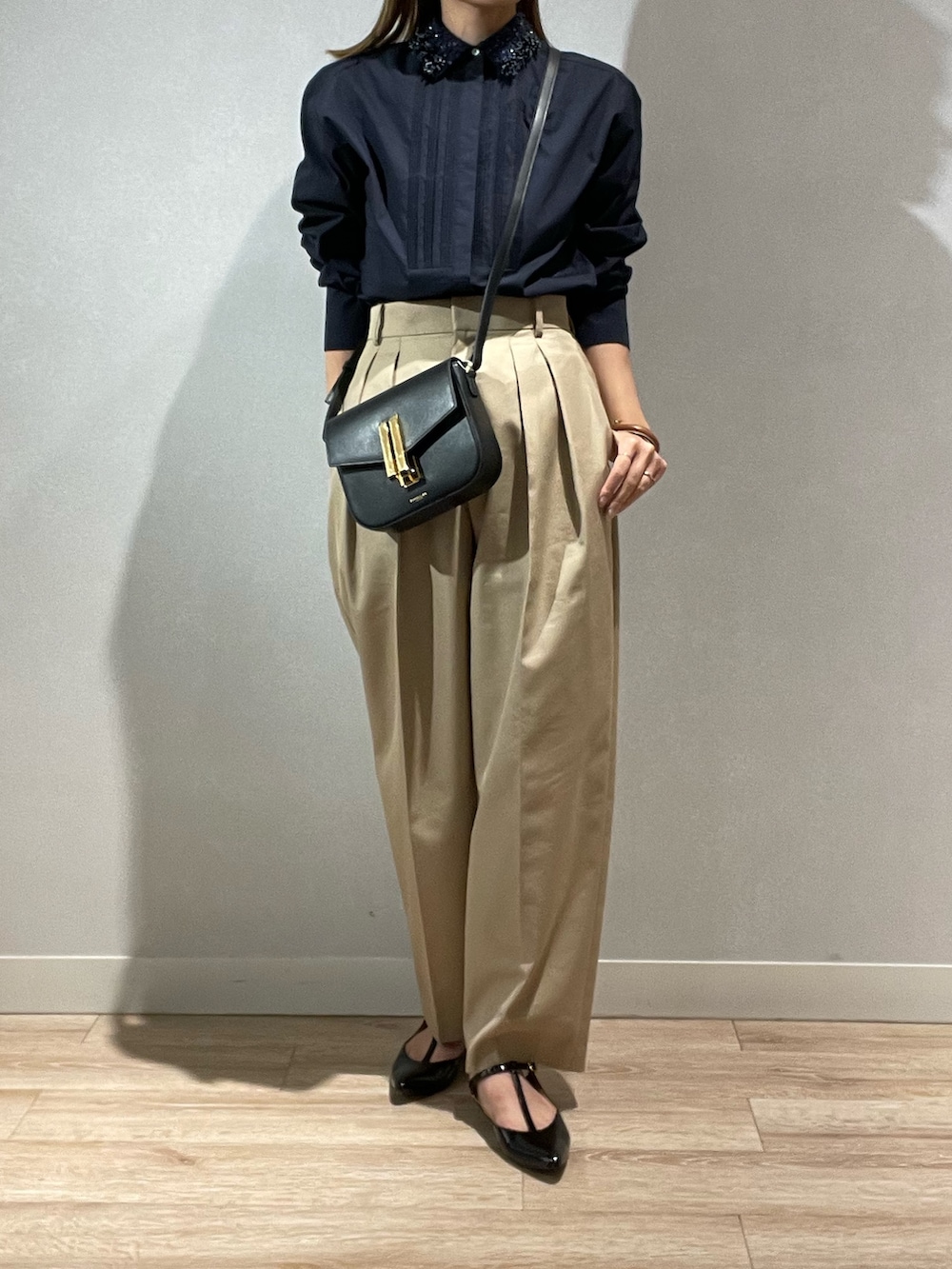 ベージュ系のその他パンツ、ブラック系のパンプスを着用したレディースの秋コーディネートの4枚目の写真