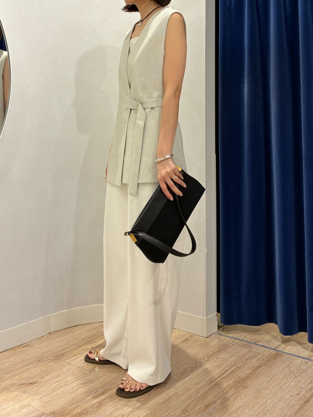 ベージュ系のベスト、ホワイト系のキャミソール、ホワイト系のその他パンツを着用したレディースの春コーディネートの6枚目の写真