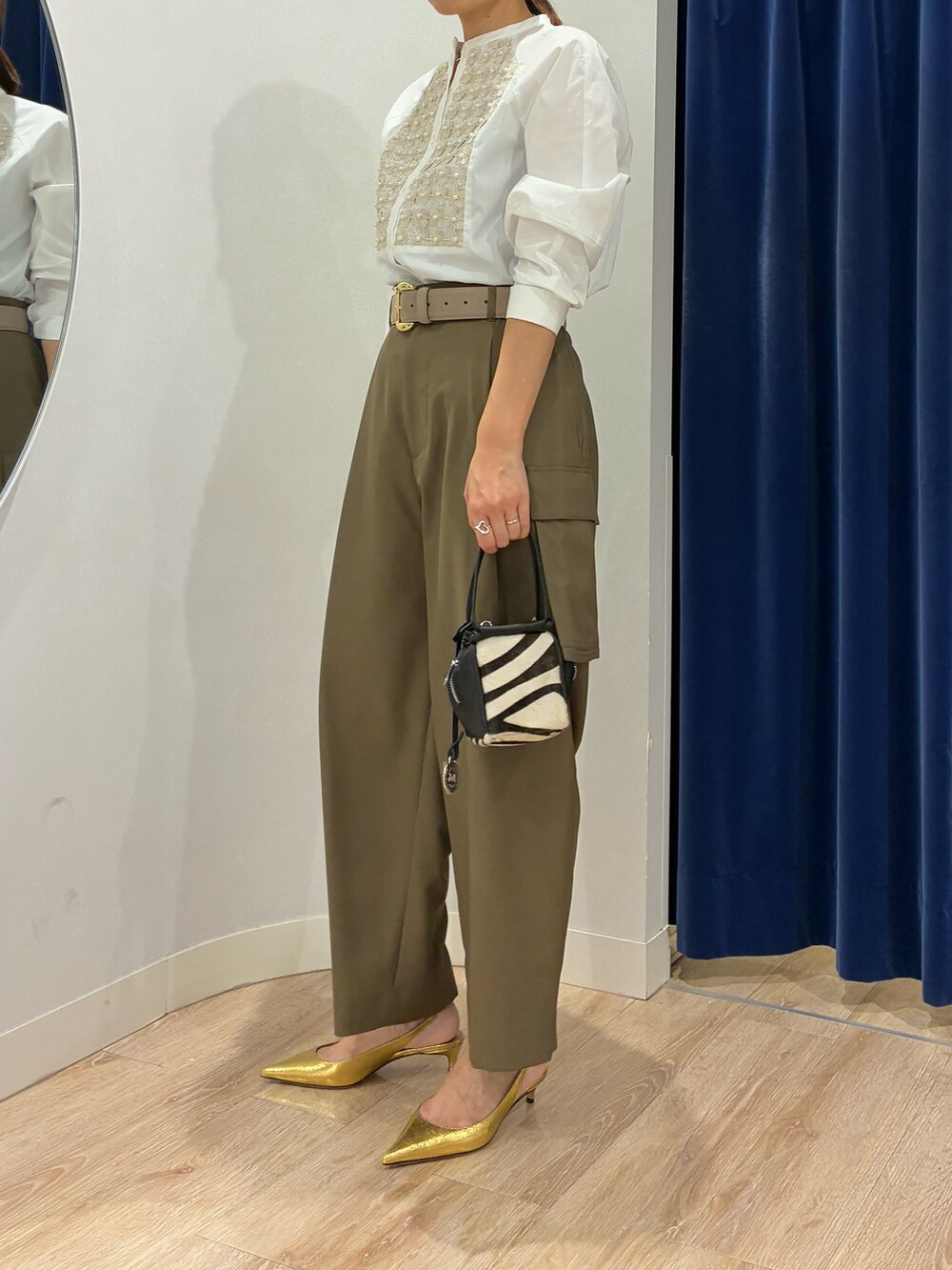 ホワイト系のシャツ/ブラウス、グリーン系のその他パンツ、その他のショルダーバッグを着用したレディースの秋コーディネートの5枚目の写真