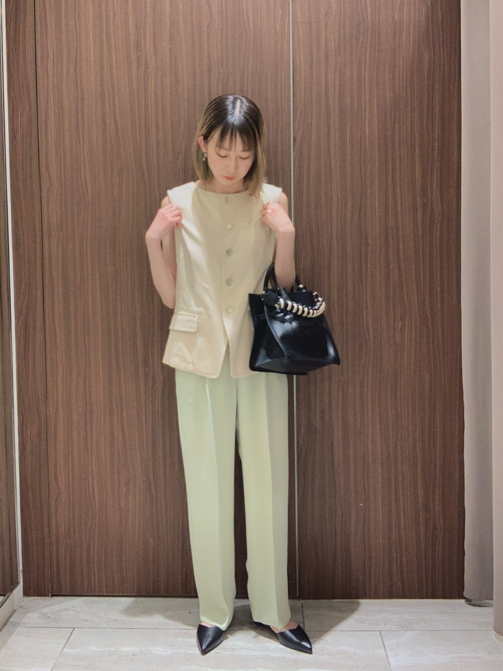 「キレイめコーデ、大人女子、30代コーデ、150cm台コーデ、イエベ春、イエベ、骨格ウェーブ、オフィスカジュアル、qualite、春夏コーデ、パンツスタイル、初夏コーデ」｜「qualiteの【セットアップ対応】トルコサテンストレートパンツ（スラックス、グリーン系）」を使った、さきてぃさん（骨格ナチュラル・レディース・153cm）の春コーディネートの2枚目の写真