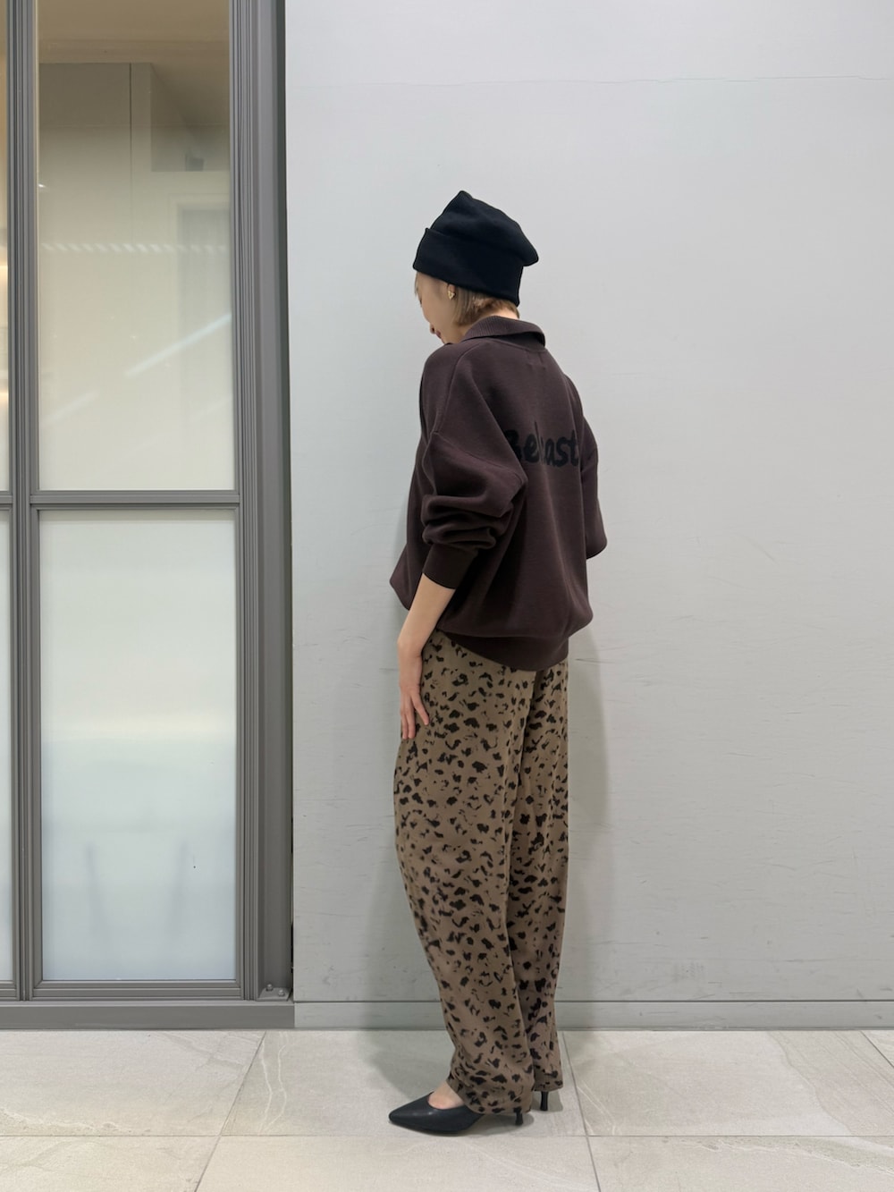 ブラウン系のニット/セーター、ブラウン系のその他パンツ、ブラック系のショルダーバッグを着用したレディースの冬コーディネートの2枚目の写真