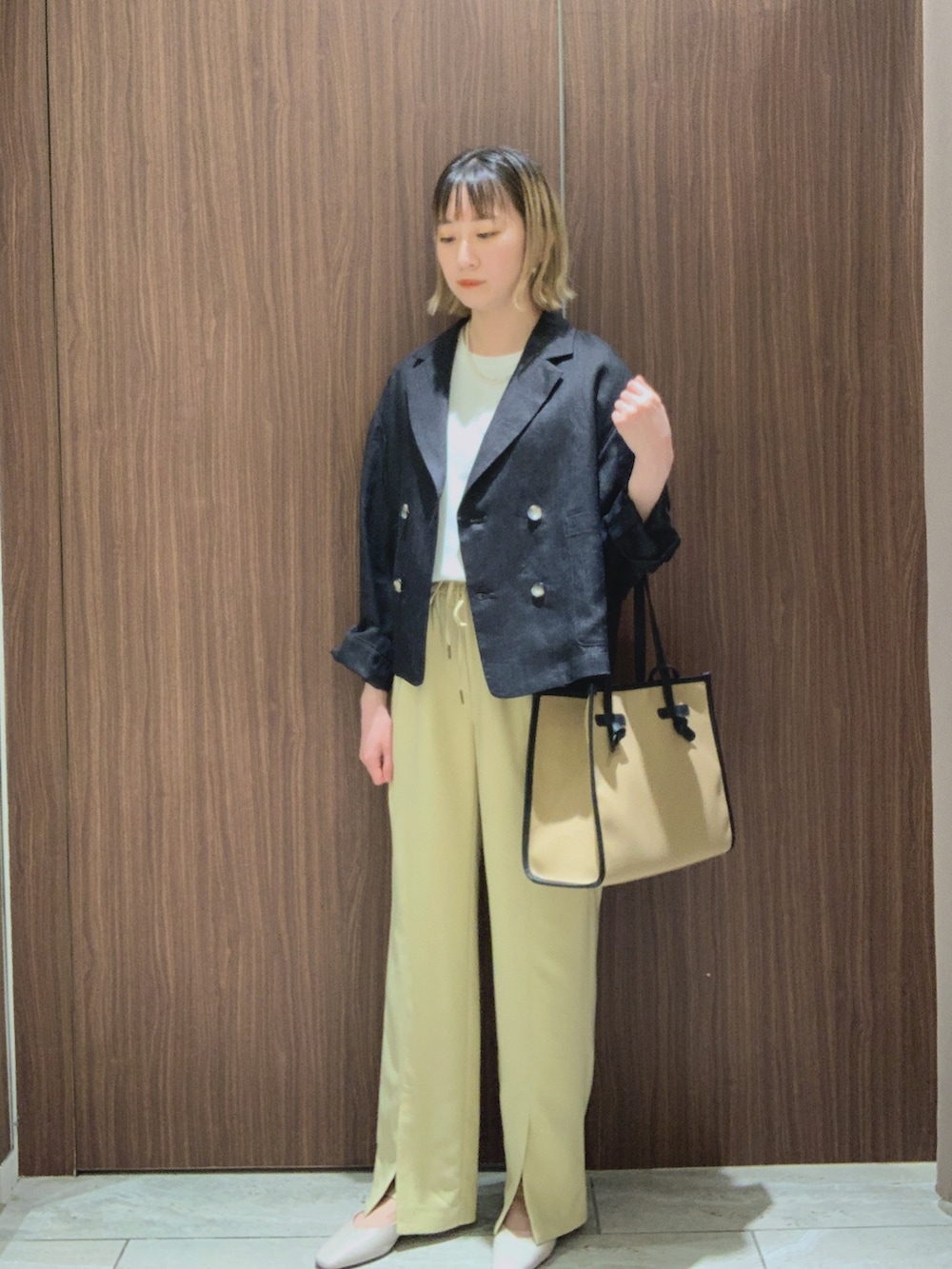 「お出かけコーデ、ジャケット、フレアパンツ、オフィスカジュアル、低身長コーデ、150cm台コーデ、30代コーデ、イエベ、骨格ウェーブ、qualite、リネンジャケット」｜「qualiteのミックスカラーラミージャケット（テーラードジャケット、グレー系）」を使った、さきてぃさん（骨格ウェーブ・レディース・153cm）の春コーディネートの2枚目の写真