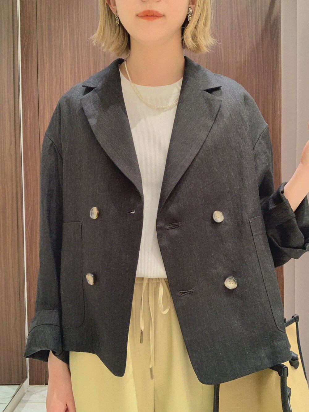 「お出かけコーデ、ジャケット、フレアパンツ、オフィスカジュアル、低身長コーデ、150cm台コーデ、30代コーデ、イエベ、骨格ウェーブ、qualite、リネンジャケット」｜「qualiteのミックスカラーラミージャケット（テーラードジャケット、グレー系）」を使った、さきてぃさん（骨格ウェーブ・レディース・153cm）の春コーディネートの4枚目の写真