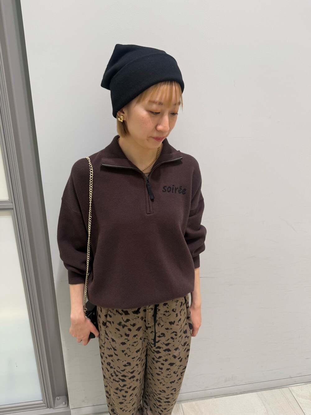 ブラウン系のニット/セーター、ブラウン系のその他パンツ、ブラック系のショルダーバッグを着用したレディースの冬コーディネートの4枚目の写真