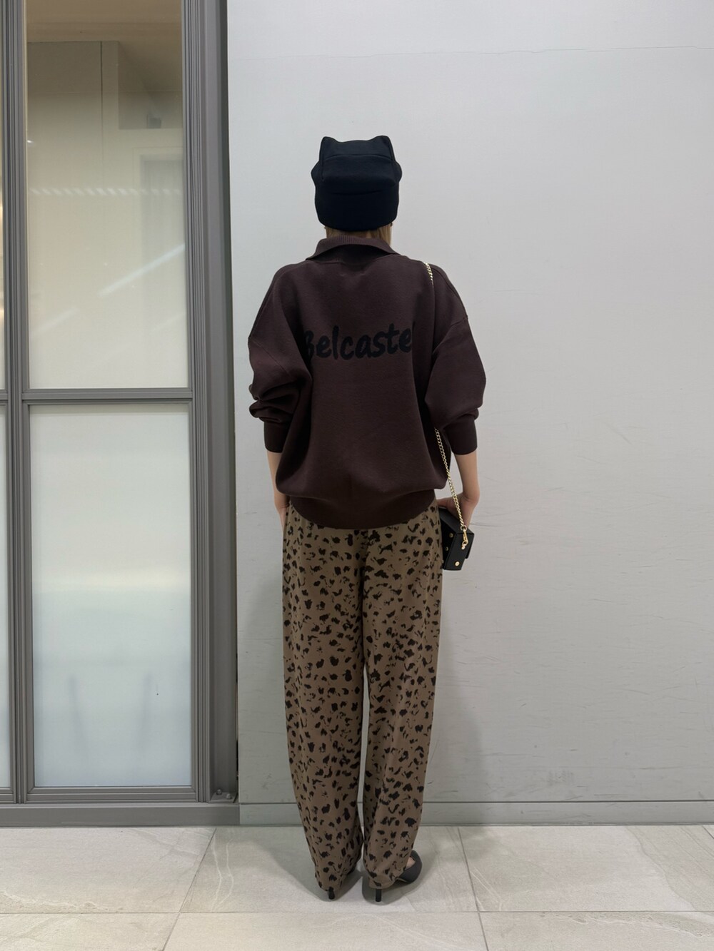 ブラウン系のニット/セーター、ブラウン系のその他パンツ、ブラック系のショルダーバッグを着用したレディースの冬コーディネートの3枚目の写真