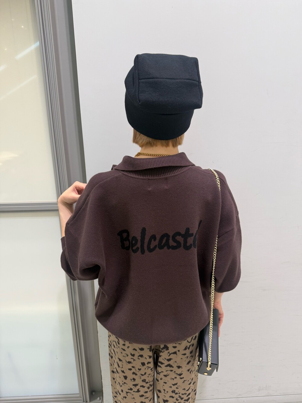 ブラウン系のニット/セーター、ブラウン系のその他パンツ、ブラック系のショルダーバッグを着用したレディースの冬コーディネートの5枚目の写真