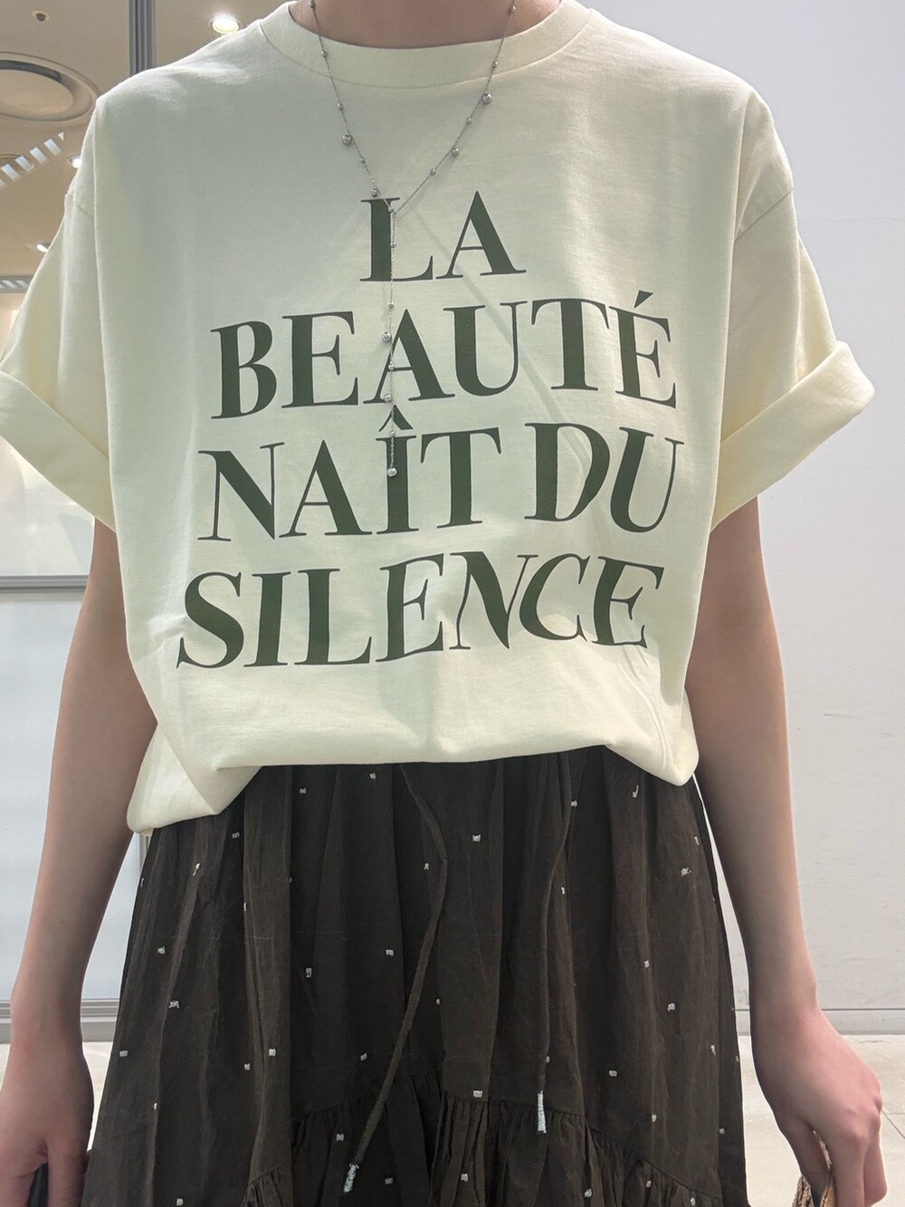 ホワイト系のTシャツ/カットソー、ブラウン系のスカート、ブラウン系のハットを着用したレディースの夏コーディネートの4枚目の写真