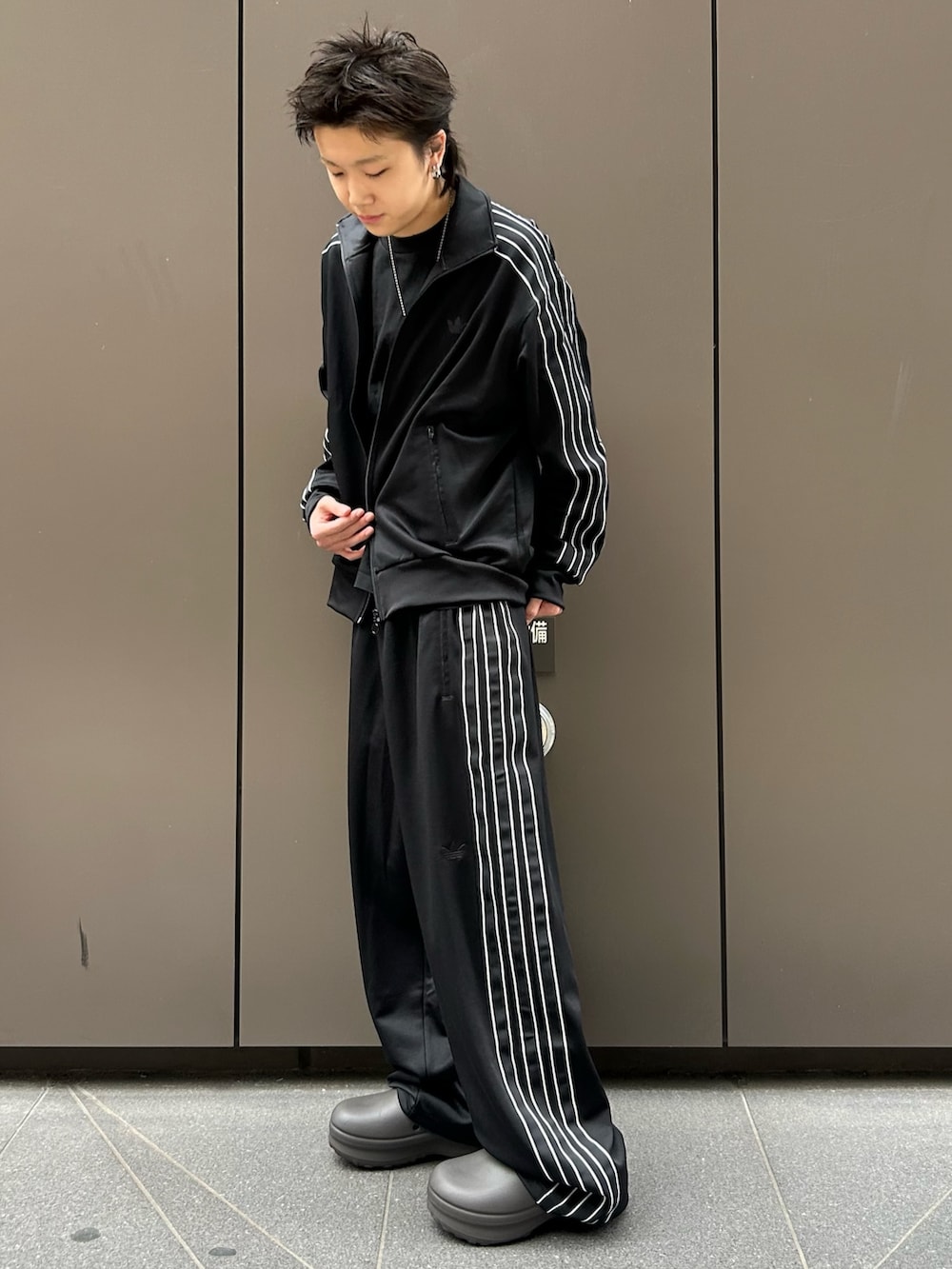 Q4 FS トラックトップ、Q4 FS トラックパンツ、Adifom スタンス