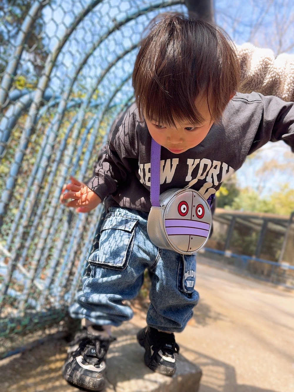 ブラック系のTシャツ/カットソー、グレー系のブルゾン、ブルー系のデニムパンツを着用したキッズの春コーディネートの3枚目の写真