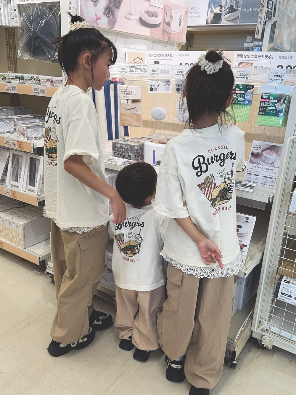 「カジュアルコーデ、プチプラ、カーゴパンツ、Tシャツ、リンクコーデ、キッズコーデ、半袖、小学生、スニーカー、スポーツミックス、レイヤードスタイル、夏ルックで気分アップ」｜「devirockの綿100％ デビラボ BIGシルエット プリント半袖Tシャツ（Tシャツ/カットソー、ピンク系）」を使った、Lunarion.21さん（キッズ・90cm）の夏コーディネートの2枚目の写真