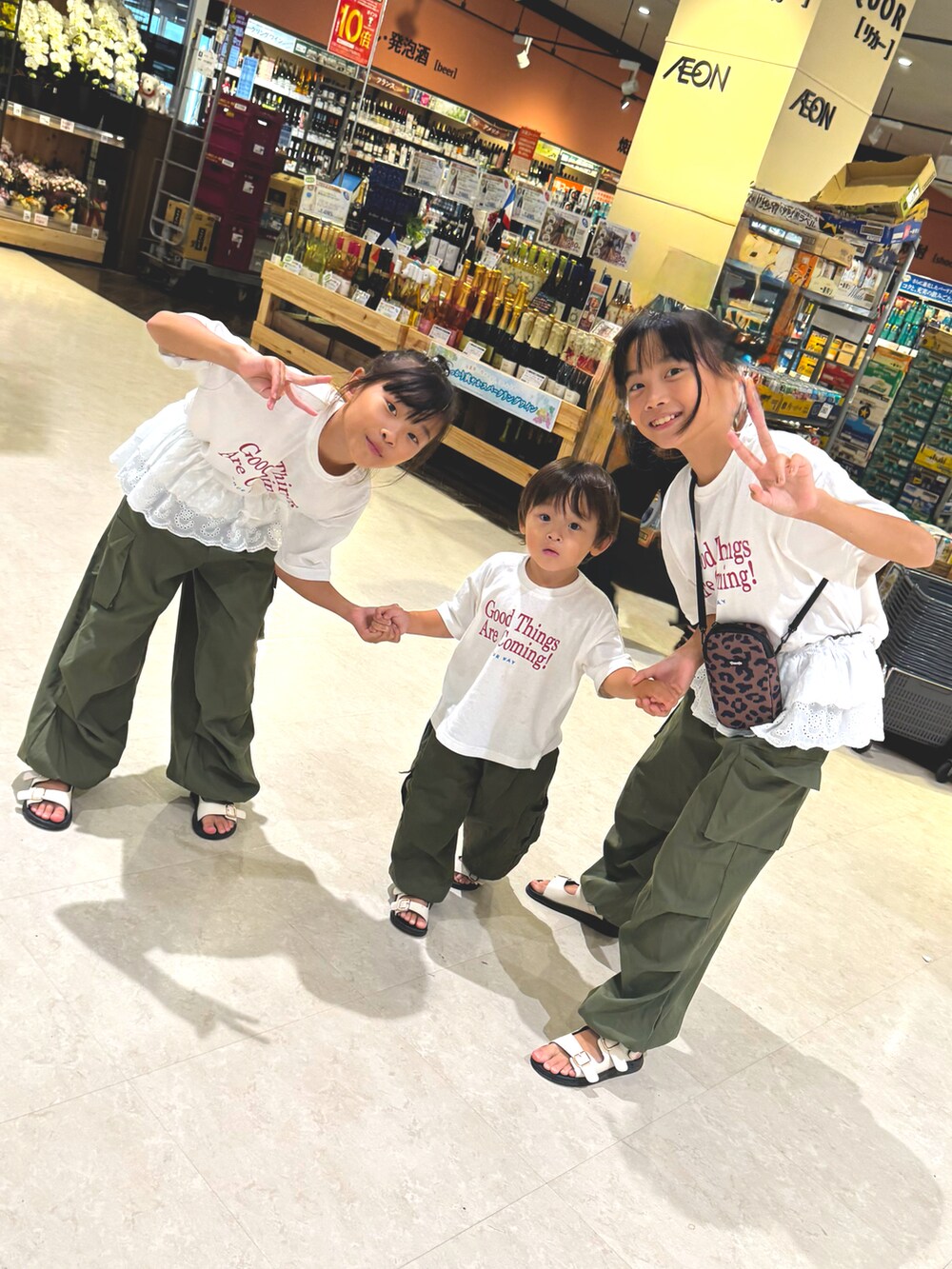 ホワイト系のTシャツ/カットソー、グリーン系のカーゴパンツ、グリーン系のカーゴパンツを着用したキッズの夏コーディネートの2枚目の写真