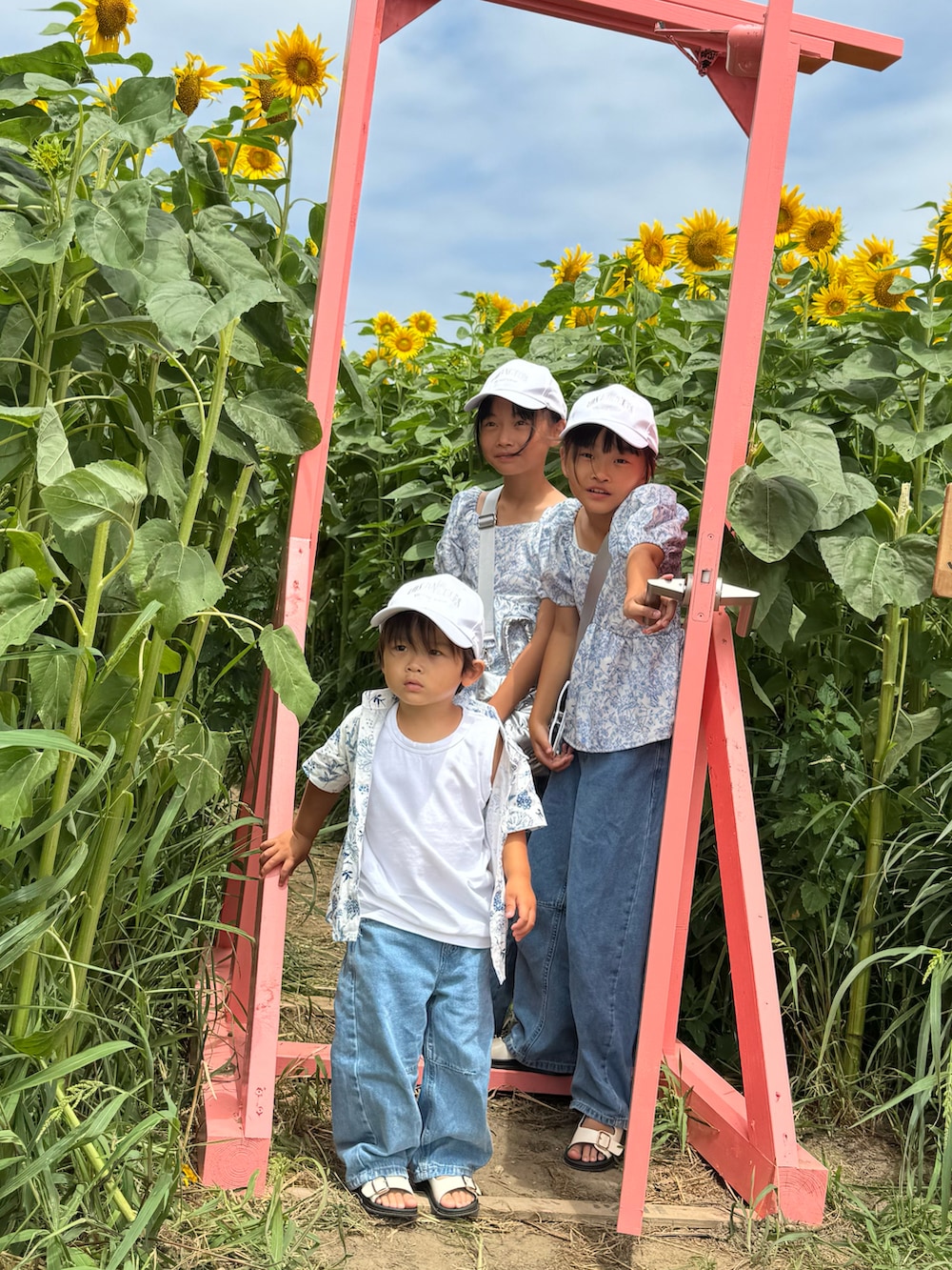 ブルー系のシャツ/ブラウス、ブルー系のデニムパンツ、シルバー系のショルダーバッグを着用したキッズの夏コーディネートの2枚目の写真