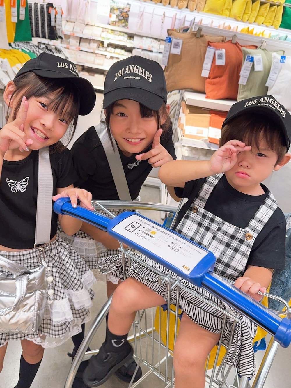 その他のサンダル、ブラック系のTシャツ/カットソー、ホワイト系のサロペット/オーバーオールを着用したキッズの夏コーディネートの2枚目の写真