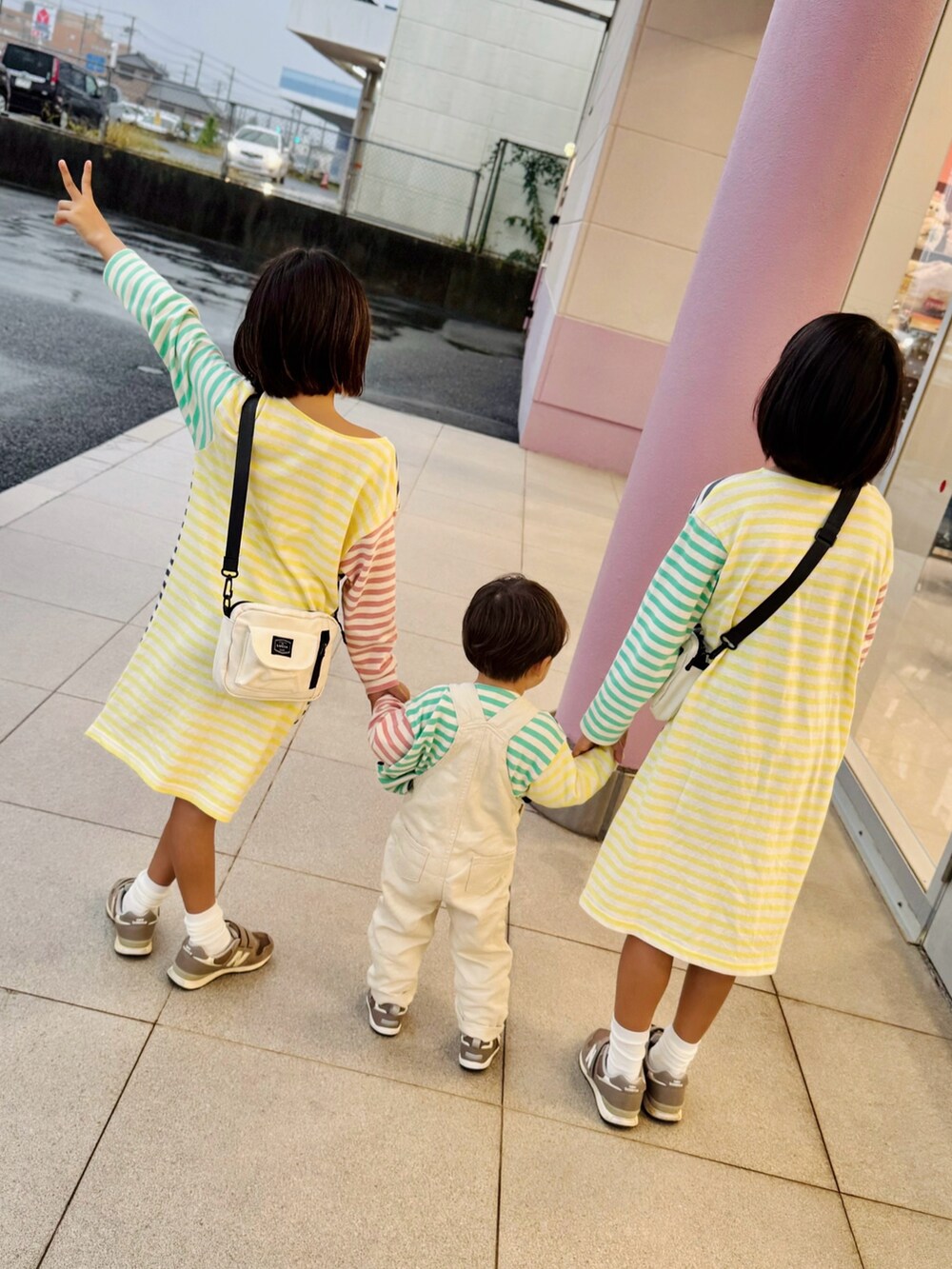 ブラウン系のスニーカー、ブラウン系のスニーカー、その他のワンピースを着用したキッズの秋コーディネートの2枚目の写真