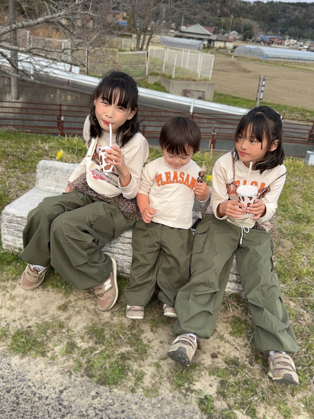 ベージュ系のTシャツ/カットソー、ベージュ系のスニーカー、ベージュ系のTシャツ/カットソーを着用したキッズの春コーディネートの2枚目の写真